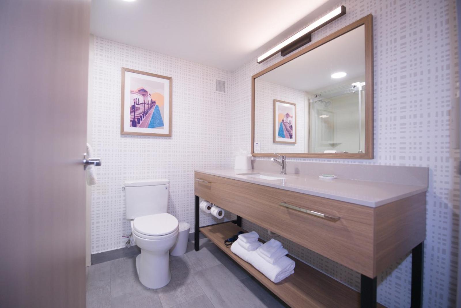 King Room with Accessible Tub - Mobility and Hearing Access/Non-Smoking